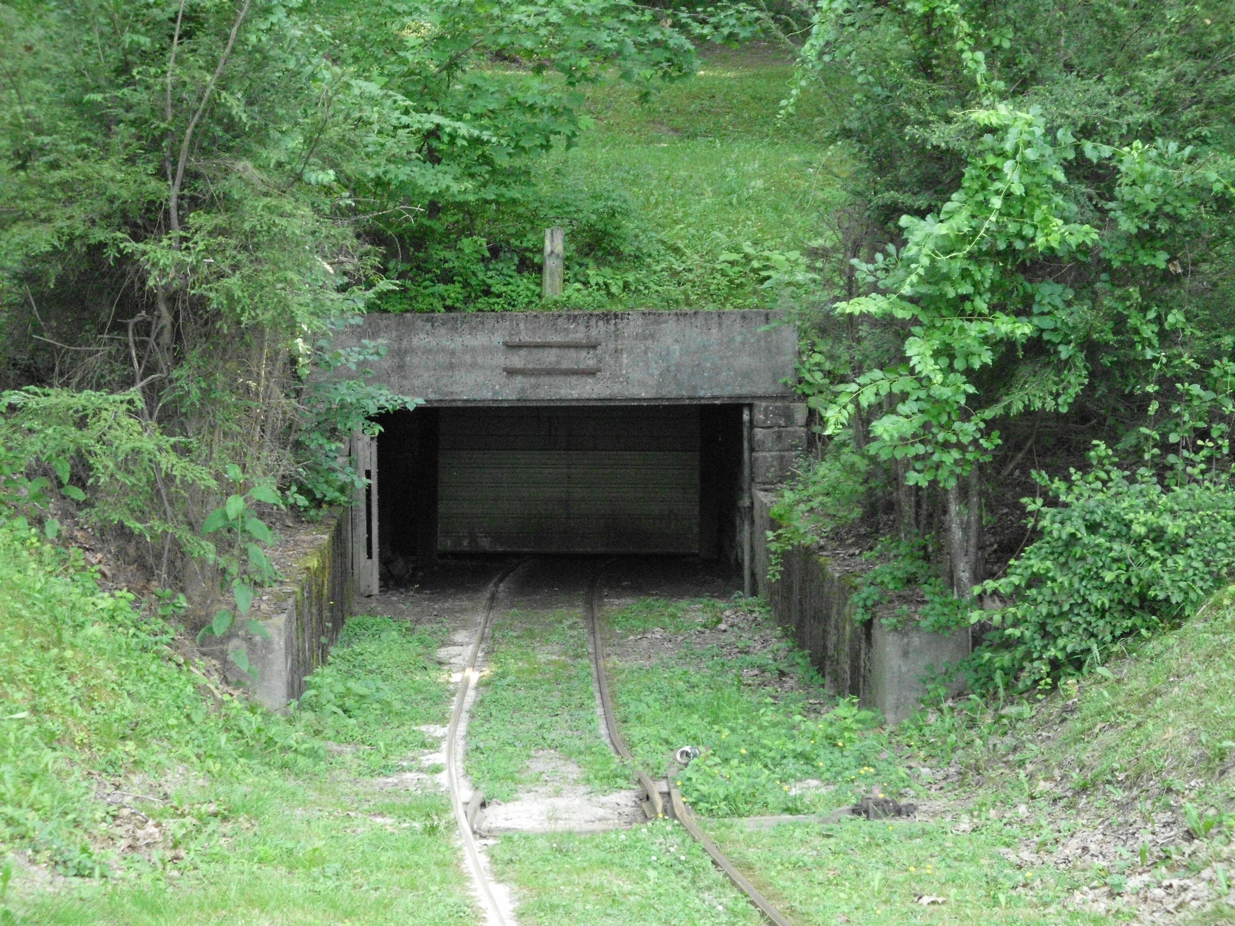 2760-coal-mine-entrance